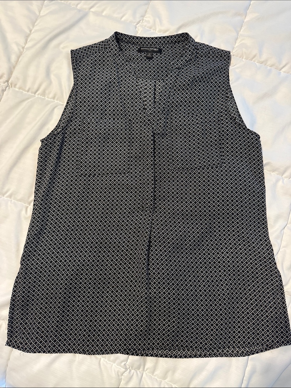 Banana Republic Black & White Geometric Sleeveless top